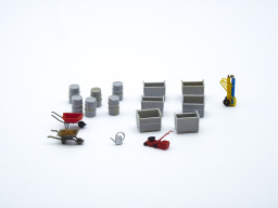 Containers, vaten, acetyleen flessen, kruiwagens en grasmaaier
