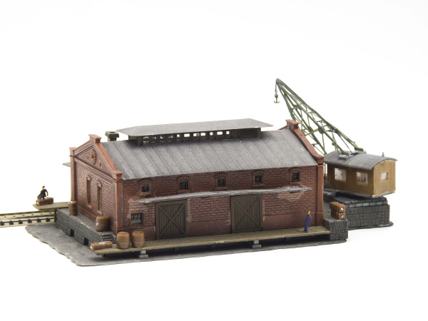 Goederenloods met hijskraan