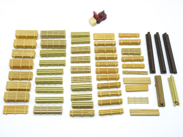 Planken, pallets, boomstammen en vorkheftruck