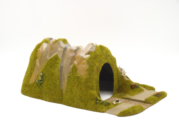 Berg met enkelspoor tunnel